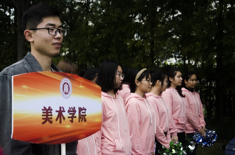 太阳成集团tyc151cc同学们走方阵前“严正以待”