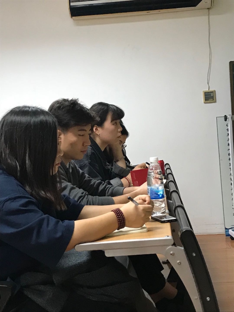 员工们将写讲座心得并回应王老师